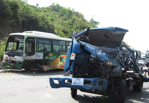 Xe buýt xe tải tông nhau, bốn người thương vong - 2